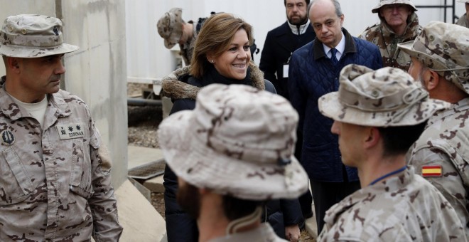 La ministra de Defensa, María Dolores de Cospedal (i), en presencia del embajador de España en Irak, Jose María Ferré de la Peña (2i), y el jefe de Estado Mayor de la Defensa (JEMAD), almirante general Fernando García Sánchez (3i), saluda a los militares