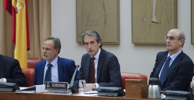 El ministro de Fomento, Iñigo de la Serna, ante los vicepresidentes primero y segundo de la Comisión de Fomento del Congreso Salvador Antonio De la Encina Ortega y Celso Luis Delgado Arce, comparece a petición propia ante la Comisión, para informar de las