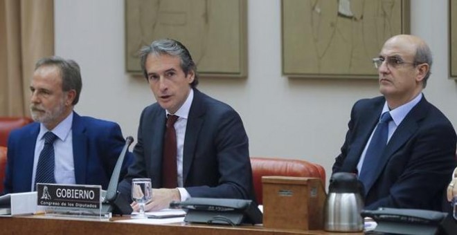 El ministro de Fomento, Iñigo de la Serna, ante los vicepresidentes primero y segundo de la Comisión de Fomento del Congreso Salvador Antonio De la Encina Ortega y Celso Luis Delgado Arce, comparece a petición propia ante la Comisión, para informar de las