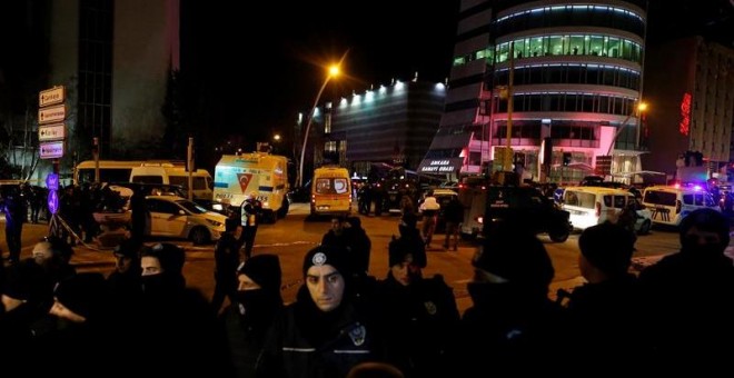 La policía establece un cordón policial en el lugar donde el embajador ruso en Turquía, Andréi Karlov ha sido tiroteado cuando visitaba una exposición de fotografía en Ankara, Turquía. Karlov, murió hoy tras resultar herido de bala en un ataque en el cent