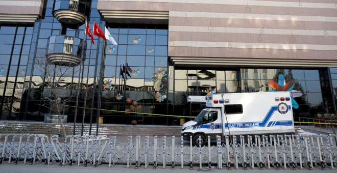 Un vehículo de la policía forense turca estacionado delante de la galería de arte de Ankara fue asesinado el embajador ruso en Turquía por los disparos de un policía fuera de servicio. REUTERS/Umit Bektas