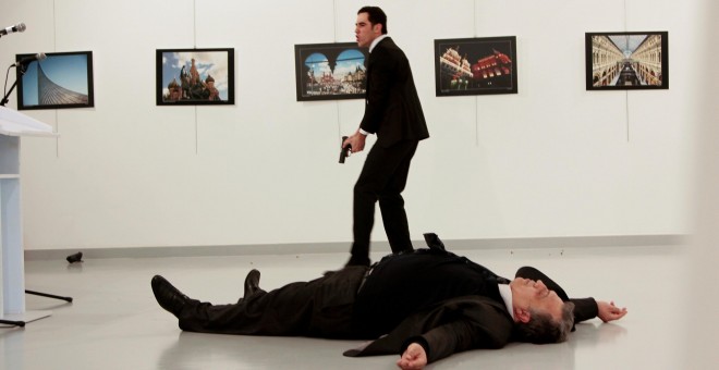 Imagen del embajador turco, Andrei Karlov, que yace muerto en el suelo tras los disparos de un policía fuera de servicio en una galería de arte en Ankara. REUTERS / Hasim Kilic/Hurriyet