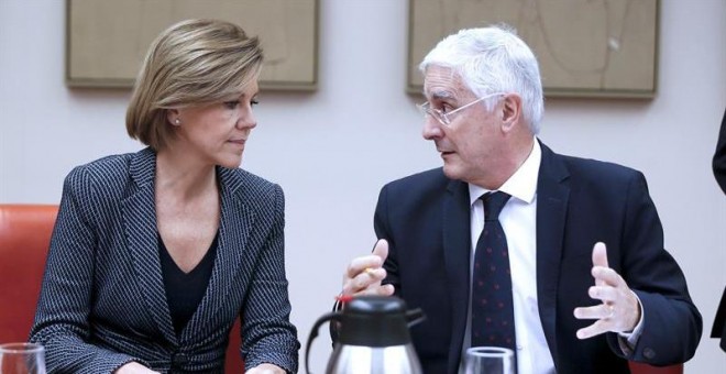 La ministra de Defensa, María Dolores de Cospedal, conversa con el presidente de la Comisión de Defensa del Congreso, José María Barreda (d), durante su comparecencia para informar sobre las líneas generales de la política de su departamento. EFE/Fernando