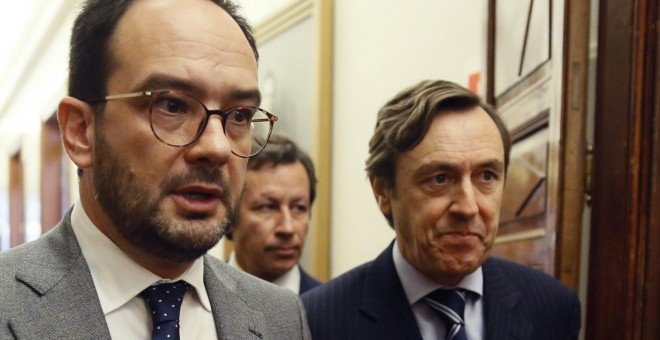 Los portavoces, del PSOE, Antonio Hernando, y del PP, Rafael Hernando, a su llegada a la reunión de la Junta de Portavoces, en el Congreso de los Diputados. EFE/Fernando Alvarado