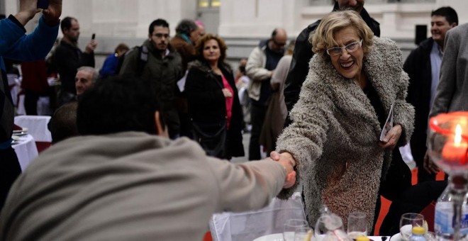 Manuela Carmena organizó el año pasado una cena en el Ayuntamiento de Madrid para 200 personas sin techo.