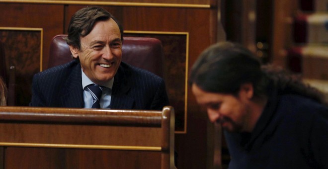 El portavoz del PP en el Congreso, Rafael Hernando, observa al líder de Unidos Podemos, Pablo Iglesias durante el pleno del Congreso. EFE/Javier Lopez