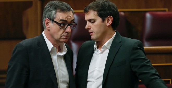 El líder de Ciudadanos, Albert Rivera (d) conversa con el número dos de la formación, José Manuel Villegas, durante el pleno del Congreso en Madrid. EFE/Javier Lopez