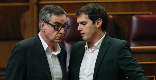 El líder de Ciudadanos, Albert Rivera (d) conversa con el número dos de la formación, José Manuel Villegas, durante el pleno del Congreso en Madrid. EFE/Javier Lopez