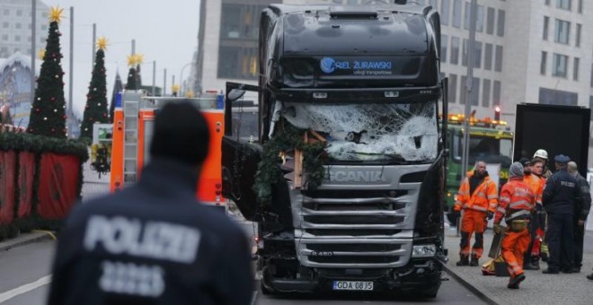 Un Policía alemán junto al camión utilizado para el ataque en el mercado navideño de Berlín. - REUTERS