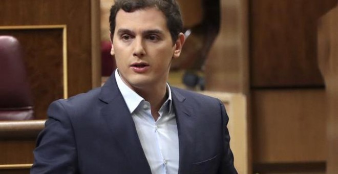 El líder de Ciudadanos, Albert Rivera, durante la pregunta que formuló a la vicepresidenta del Gobierno, Soraya Saénz de Santamaria, relativa a la reforma constitucional para suprimir los aforamientos como habia pactado con Ciudadanos, hoy en la sesión de