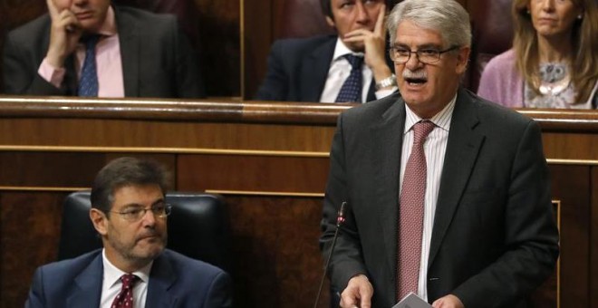 El ministro de Asuntos Exteriores y Cooperación, Alfonso Dastis, durante su intervención en la sesión de Control al Gobierno celebrada hoy en el Congreso. Dastis ha asegurado hoy, en respuesta a la diputada del PP Belén Hoyo, que la actual coyuntura es '