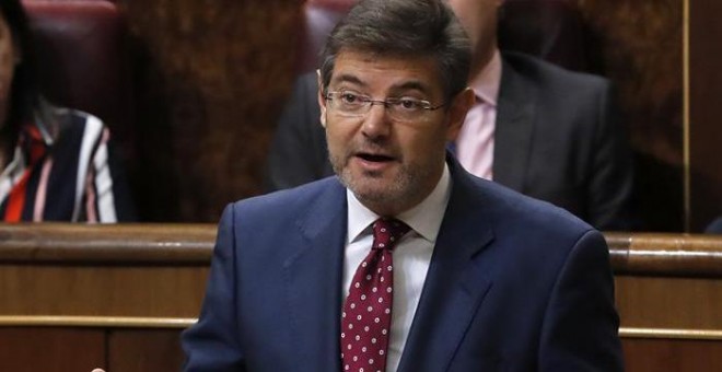 El ministro de Justicia, Rafael Catalá, durante la repuesta a una pregunta relativa a Memoria Histórica que se le formuló en la sesión de control al Gobierno que se celebra hoy en el pleno del Congreso de los Diputados.EFE