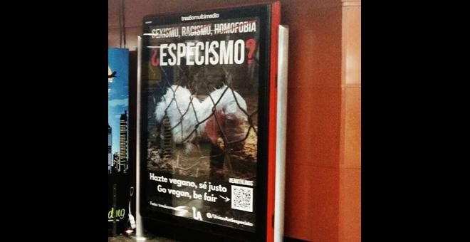 El cartel antiespecista instalado en el vestíbulo de la estación de metro y tren de la Puerta del Sol de Madrid. Facebook/Unión Antiespecista.