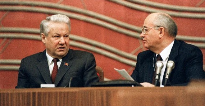 El último presidente de la URSS, Mijaíl Gorbachov, con el primer presidente de Rusia, Boris Yeltsin, en una fotografía de diciembre de 1990. - AFP