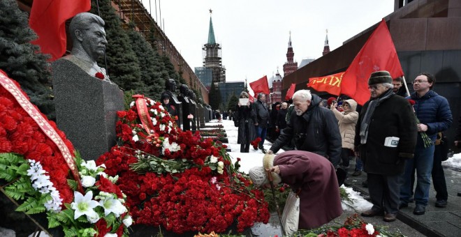 Miembros del Partido Comunista ruso durante un homenaje por el 63 aniversario de la muerte de Joseph Stalin. - AFP