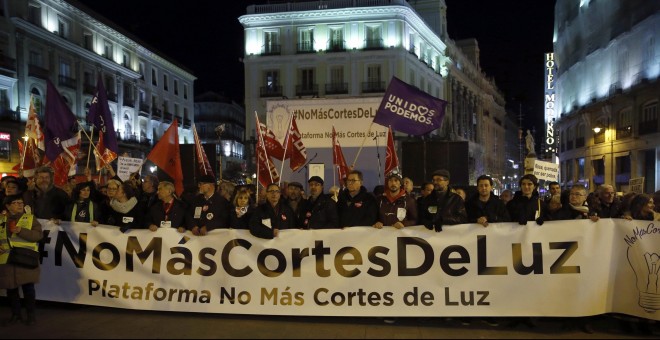Vista de la manifestación que la plataforma #NoMásCortesDeLuz ha convocado en Madrid, contra la pobreza energética, a su llegada a la Puerta del Sol. EFE/Kiko Huesca
