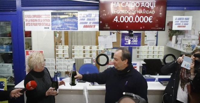 Los propietarios de la administración situada en el Paseo de la Esperanza, número 4, en Madrid, celebran la venta íntegra del número 66.513, agraciado con el Gordo de Navidad, dotado con cuatro millones de euros por serie (400.000 euros por décimo), en el