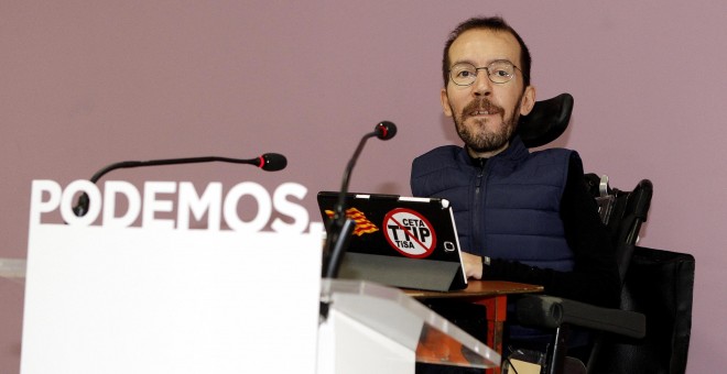 El secretario de Organización, Pablo Echenique, explica en rueda de prensa los datos de la consulta  sobre las reglas para la Asamblea Ciudadana de Podemos. EFE/Javier López