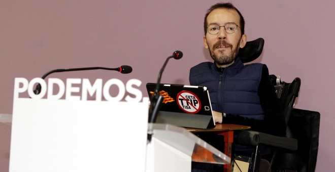 El secretario de Organización, Pablo Echenique, explica en rueda de prensa los datos de la consulta  sobre las reglas para la Asamblea Ciudadana de Podemos. EFE/Javier López