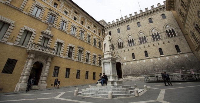 Fotografía de la fachada de la sede de la italiana Banca Monte dei Paschi  (MPS) en Siena, Italia. EFE/Mattia Sedda