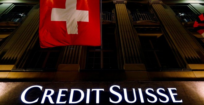 El logo del banco  suizo Credit Suisse bajo l abandera helvética en su sede en la Plaza Federal de Berna. REUTERS/Ruben Sprich