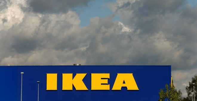 El logo de IKEA en una de sus tiendas en la localidad suiza de Spreitenbach. REUTERS/Arnd Wiegmann