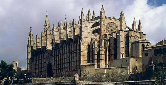 La catedral de Palma de Mallorca es uno de los 300 templos, monasterios y conventos adscritos al suelo público desde 1931.