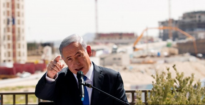 El primer ministro israelí, Benjamin Netanyahu, ofrece un discurso junto al asentamiento judío de Jabal Abu Ghneim, en Cisjordania. - REUTERS