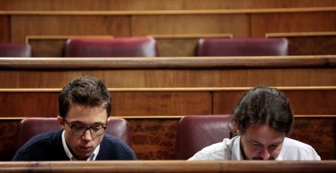 Iñigo Errejón y Pablo Iglesias, en sus escaños en el Congreso de los Diputados. REUTERS