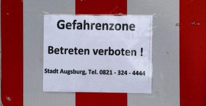 Uno de los carteles colocados por la Policía alemana en el centro de la ciudad de Augsburgo, donde se lee 'Zona de peligro. No pasar', tras la evacuación realizada tras el hallazgo de una bomba de 1,8 toneladas de la II Guerra Mundial. REUTERS / Michaela