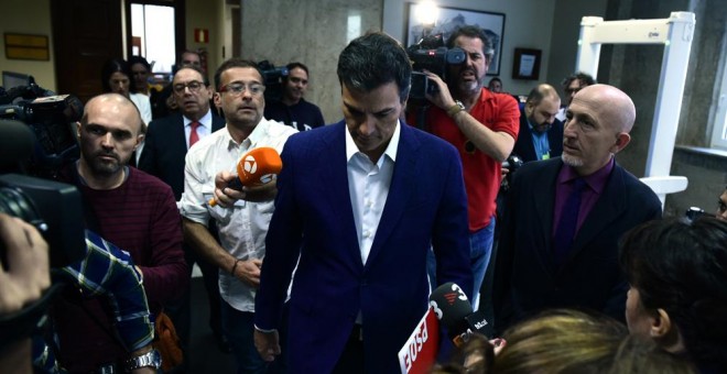 El ex secretario general del PSOE, Pedro Sánchez, rodeado de periodistas en el Congreso de los Diputados el día que anunció su renuncia al escaño parlamentario. AFP/Javier Soriano