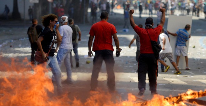 Manifestantes protestan en Río de Janeiro contra la Ley que congela el gasto público durante 20 años. - REUTERS