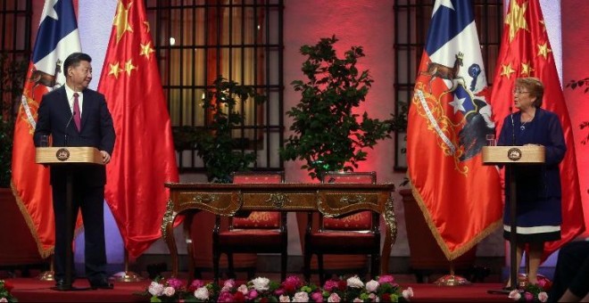 El presidente de China, Xi Jinping, junto a su homóloga chilena, Michelle Bachelet. - AFP