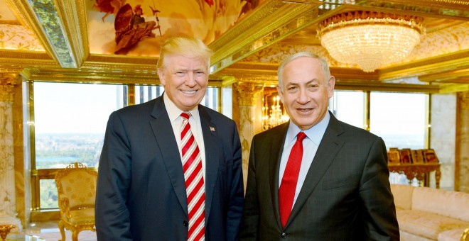 El presidente electo de EEUU, Donald Trump (i), junto al primer ministro israelí, Benjamín Netayhu, durante un encuentro en Nueva York en septiembre de 2016- REUTERS