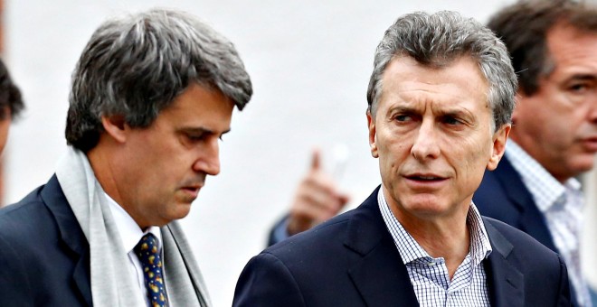 El destituido ministros de Hacienda y Finanzas Públicas de Argentina, Alfonso Prat-Gay, junto al presidente Mauricio Macri, en una imagen de archivo.- REUTERS/Enrique Marcarian