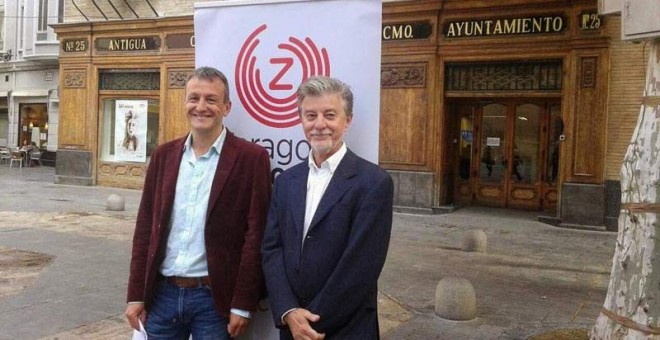 El alcalde de Zaragoza, Padro Santisteve, a la derecha, y su concejal de Economía y Cultura, Fernando Rivarés.