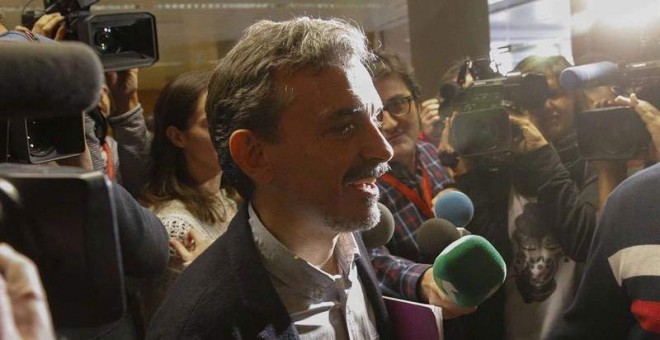 El exportavoz de Podemos en la Asamblea de Madrid, José Manuel López, a su llegada a la reunión que celebra el grupo parlamentario de Podemos en la Asamblea de Madrid. | PACO CAMPOS (EFE)