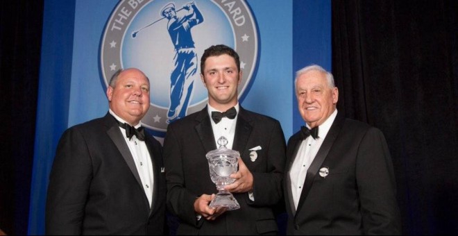 Jon Rahm recibiendo el título al mejor jugador amateur del mundo en 2015. /CORDON PRESS