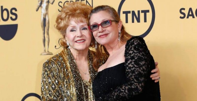 Debbie Reynolds junto a Carrie Fisher en una imagen de enero de 2015. |  MIKE BLAKE (REUTERS)