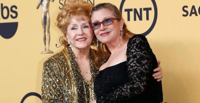 Debbie Reynolds junto a Carrie Fisher en una imagen de enero de 2015. |  MIKE BLAKE (REUTERS)