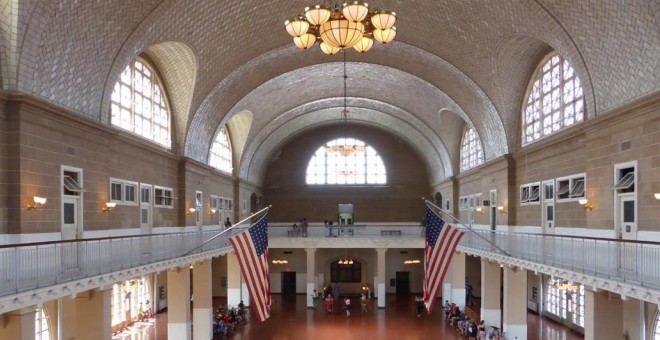 Ala principal de Edificio de Registro en Ellis Island. Archivo de la Boston Public Library Collection