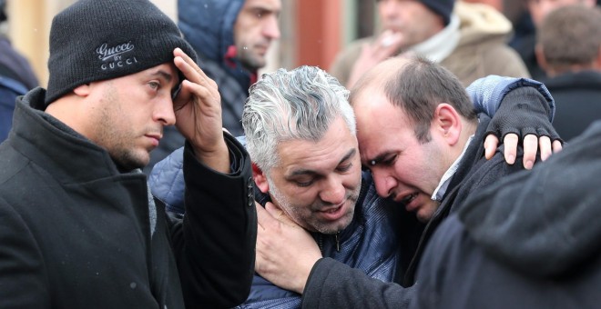 Los familiares de las víctimas se lamentan frente al instituto de medicina forense después del atentado de Estambul. EFE / EPA / TOLGA BOZOGLU