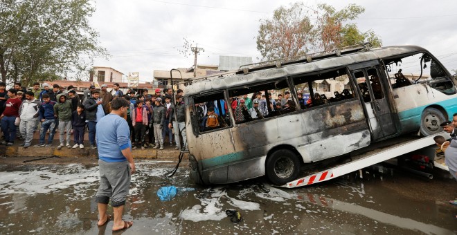 Un vehículo quemado en el atentado con coche bomba que tuvo lugar hoy en Bagdad. REUTERS / Ahmed Saad