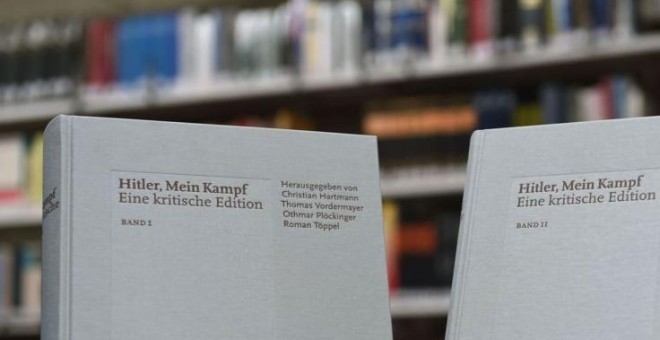 Dos ejemplares de la reedición de 'Mein Kampf' durante su presentación en Múnich.- AFP