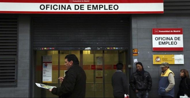 Puerta de una oficina española de empleo del SEPE.- Reuters