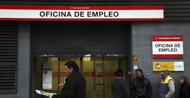 Puerta de una oficina española de empleo del SEPE.- Reuters