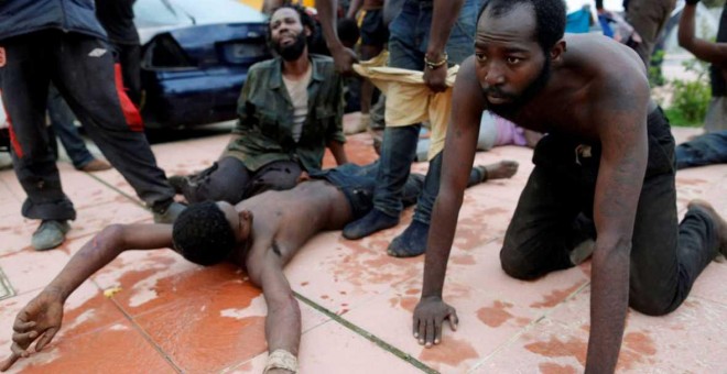 Un grupo de inmigrantes subsaharianos se recupera tras saltar la vaya de Ceuta, en una imagen de archivo. RTVE