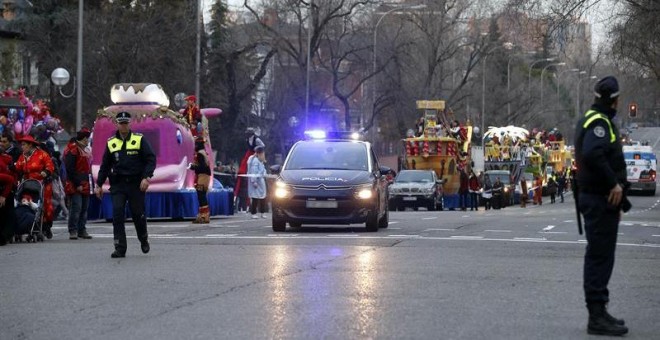 La cabalgata de los Reyes Magos en el barrio madrileño de Chamartín entre medidas de seguridad de la Policía y el Ayuntamiento / EFE