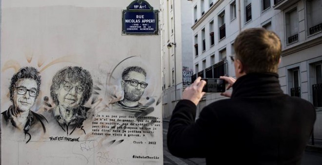 Pintada en la que aparecen los dibujantes asesinados en la sede de 'Charlie Hebdo', en París. / IAN LANGSDON (EFE)