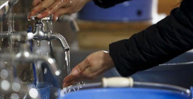 Murcia recomienda no beber agua del grifo. EFE